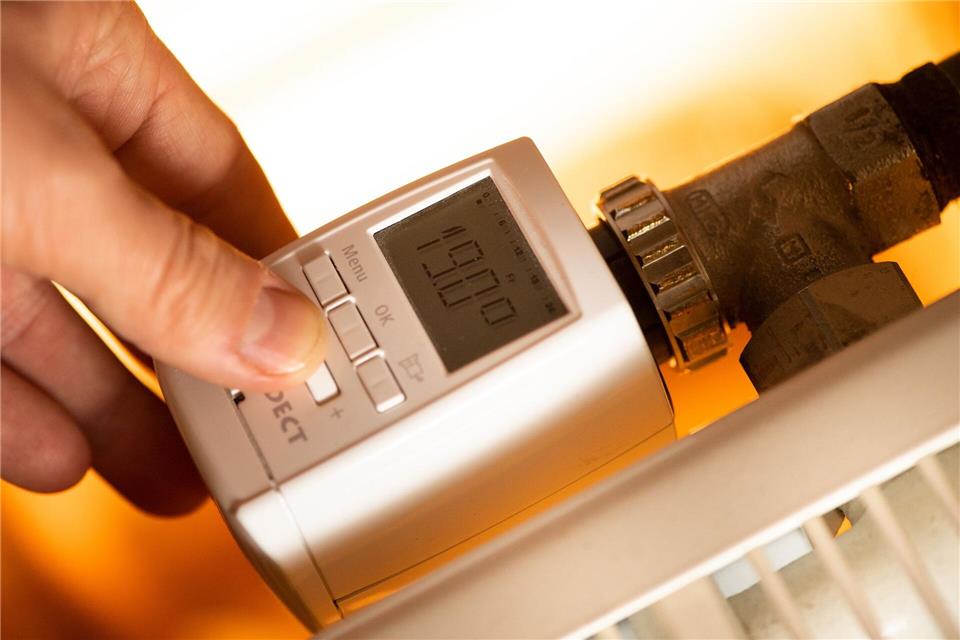 In der Nacht zum 26. Oktober werden die Uhren zurückgestellt: Smarte Thermostate passen sich automatisch an die Zeitumstellung an.Franziska Gabbert/dpa-tmn