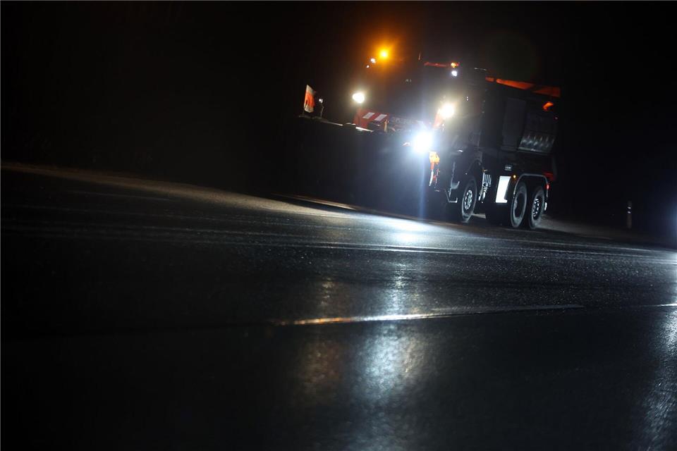 Mehrere Glätteunfälle in Bayern - Sturm weht Zelt auf A3 In der Nacht zum Samstag kann es nochmals glatt werden.Karl-Josef Hildenbrand/dpa