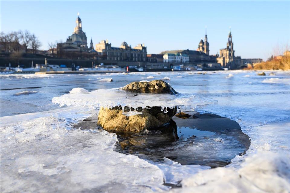In der Nacht zum Samstag rechnet der Deutsche Wetterdienst mit zweistelligen Minustemperaturen. Robert Michael/dpa