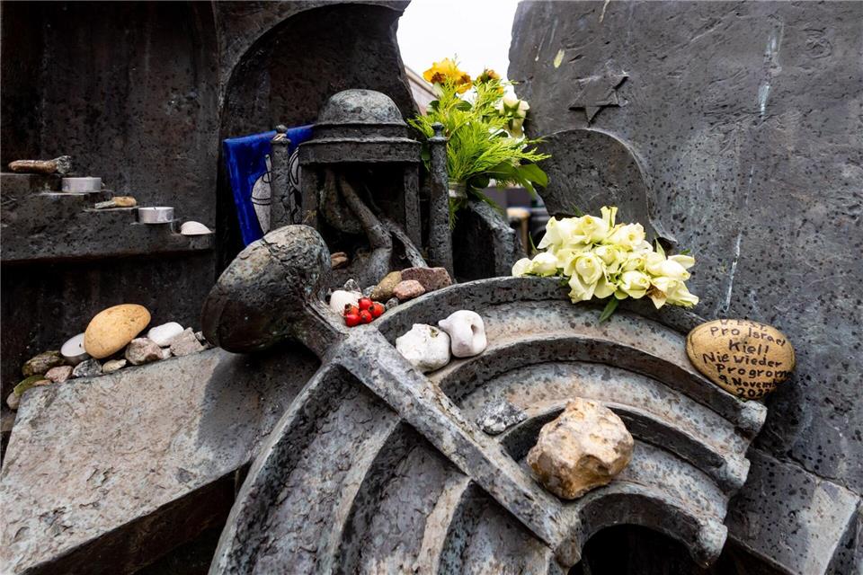 In der Nacht zum Sonntag haben Unbekannte laut Polizei am Mahnmal einen Davidstern, ein Bild und Kerzen über den Gehweg verstreut und teils zertreten. (Archivbild)Axel Heimken/dpa