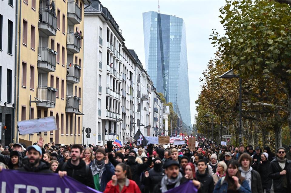 In der Nähe der Europäischen Zentralbank startete die Demonstration. Florian Wiegand/dpa