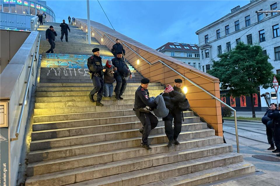 In der Nähe der Veranstaltungshalle wurden zudem 14 propalästinensische Aktivisten festgenommen.Britta Schultejans/dpa