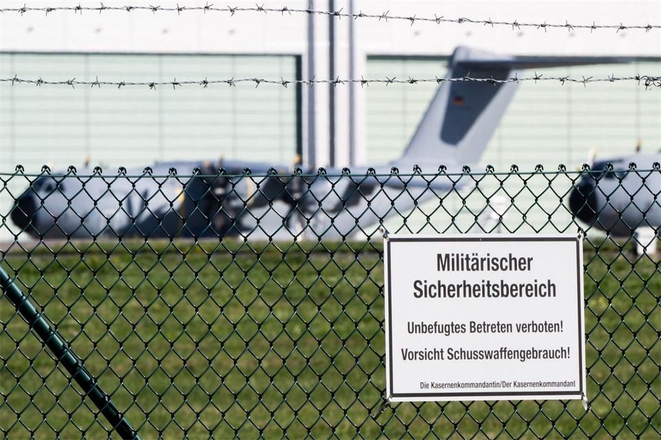 In der Nähe des Luftwaffen-Stützpunkts Wunstorf wurde mitte September eine Drohne gefunden. (Archivbild) Julian Stratenschulte/dpa
