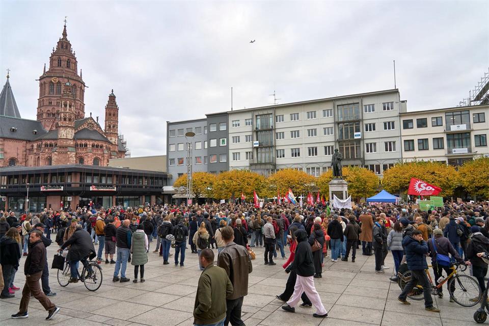 In der Nähe des Mainzer Doms versammelten sich Hunderte Demonstranten.Sascha Ditscher/dpa