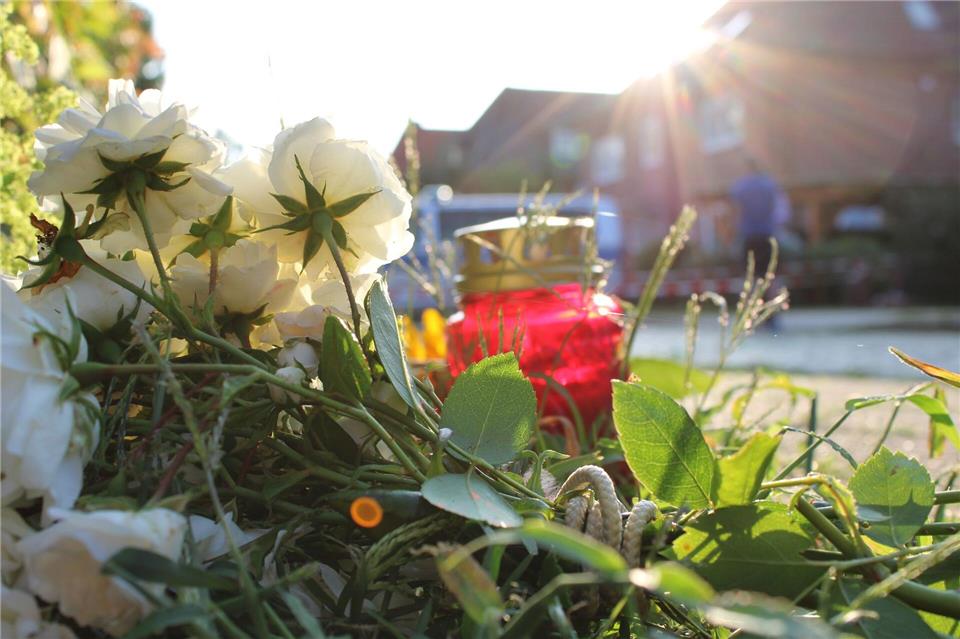 In der Nähe des Tatorts wurden Blumen und Kerzen niedergelegt.Kai Moorschlatt/dpa