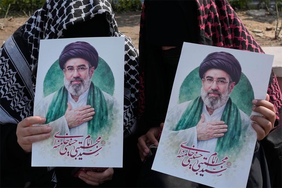 In der Öffentlichkeit zeigt sich das iranische Staatsoberhaupt Modschtaba Chamenei bisher nicht. (Archivbild)Vahid Salemi/AP/dpa