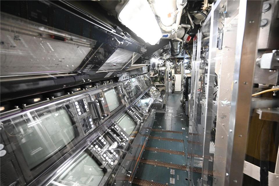 In der Operationszentrale von U17 sind noch Bildschirme, eine Weltkarte und das Periskop zu sehen - durch das Besucher auch nach draußen schauen können.Bernd Wei�brod/dpa