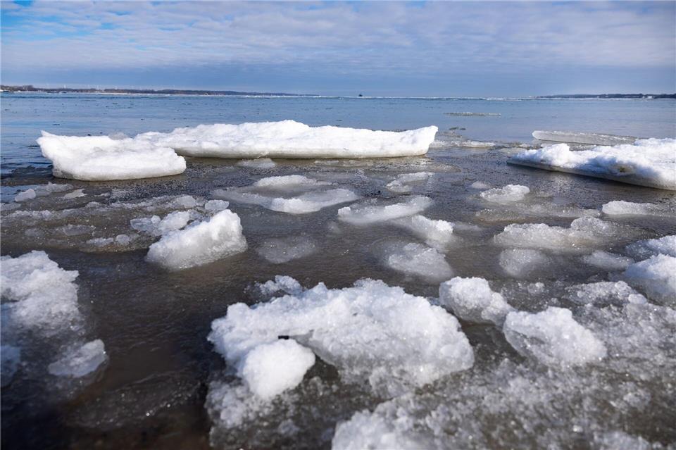 In der Ostsee taut das Eis. (Archivbild)Ulrich Perrey/dpa