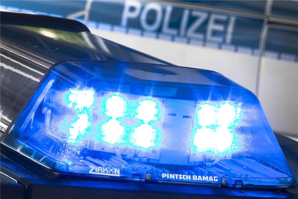 In der Pfalz ist die Polizei ausgerückt, weil ein Anwohner eines Bahnhofs Schüsse von Schreckschusswaffen gemeldet hatte. (Symbolbild)Friso Gentsch/dpa
