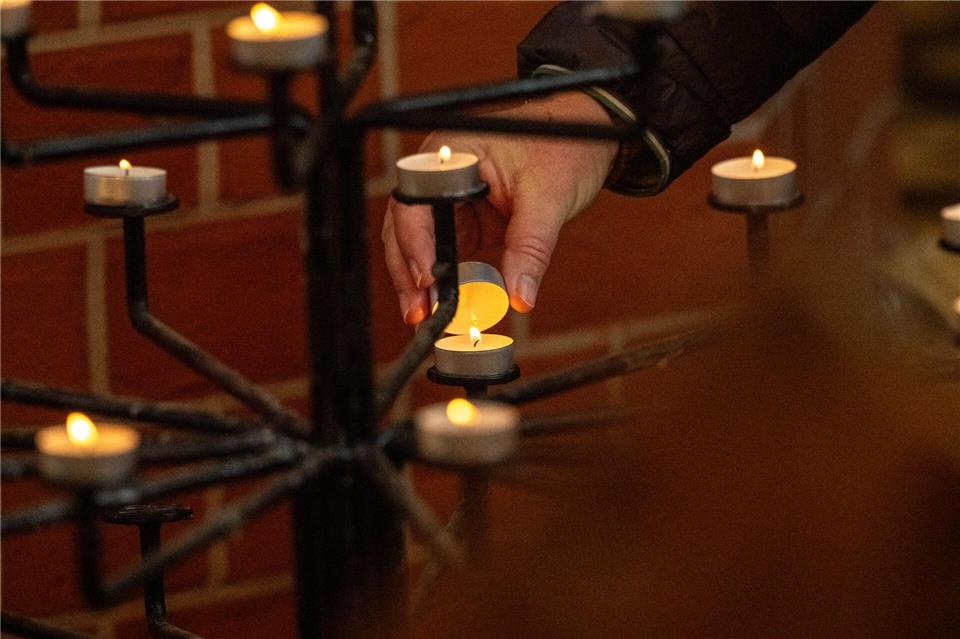 Kein Verdächtiger im Fall Fabian: Druck auf Ermittler wächst In der Pfarrkirche St. Marien in Güstrow trauern die Menschen.Stefan Sauer/dpa