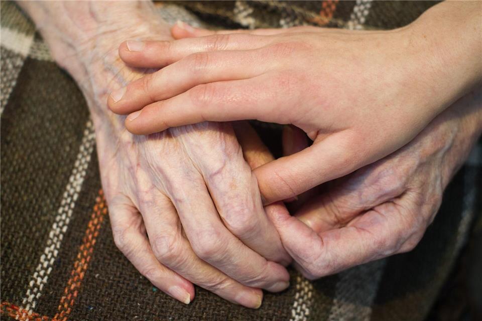 In der Pflege hat sich die Zeitarbeit etabliert: Die strukturellen Probleme in dem Bereich werden dadurch nicht gelöst.