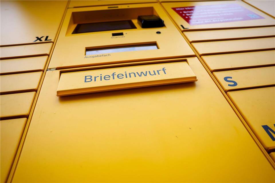 In der Poststation ist ein Briefkasten integriert und man kann Briefmarken kaufen. Thomas Banneyer/dpa