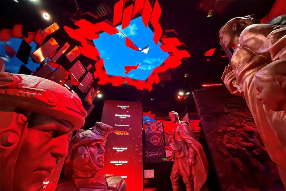 In der Propaganda-Schau zum völkerrechtswidrigen Angriffskrieg werden russische Soldaten wie Helden dargestellt.Ulf Mauder/dpa