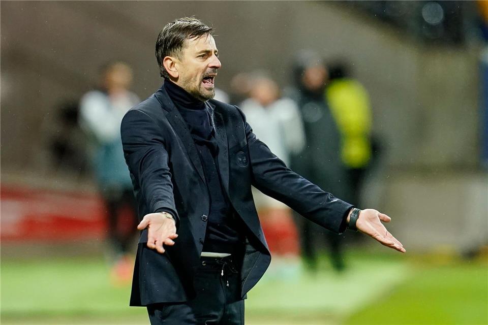 In der Qualifikation zur Königsklasse gefordert: Eintracht-Coach Niko Arnautis. (Archivbild)Uwe Anspach/dpa