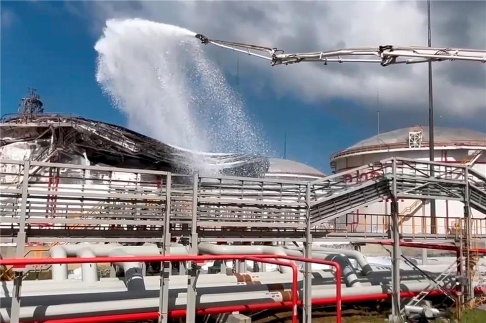 In der Region Krasnodar hat ein ukrainischer Drohnenangriff erneut ein Lager mit Erdölprodukten getroffen. (Archivbild)Uncredited/Russian Emergency Ministry Press Service/AP/dpa