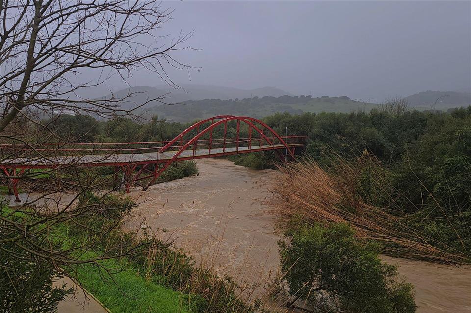 In der Region Málaga wurde weiter nach einer Frau gesucht, die von den Wassermassen fortgerissen worden war. Nono Rico / Europa Press/EUROPA PRESS/dpa