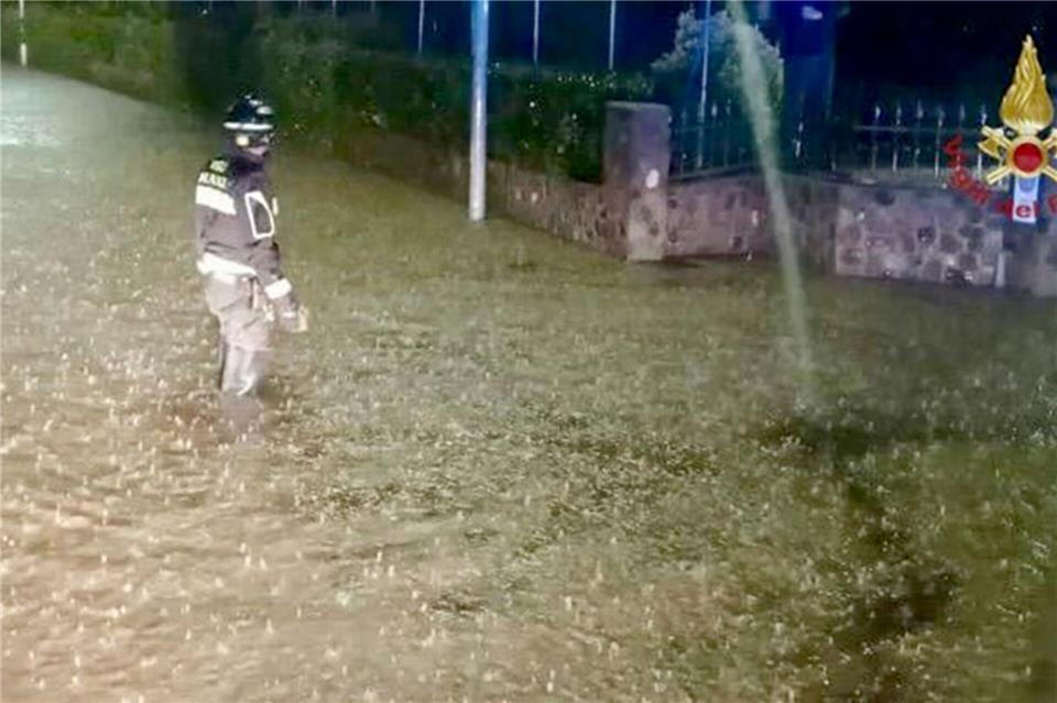 In der Region hatte es in den vergangenen Tagen heftig geregnet. Zahlreiche Straßen sind überschwemmt. Viele Keller stehen unter Wasser. Vigili del Fuoco/dpa