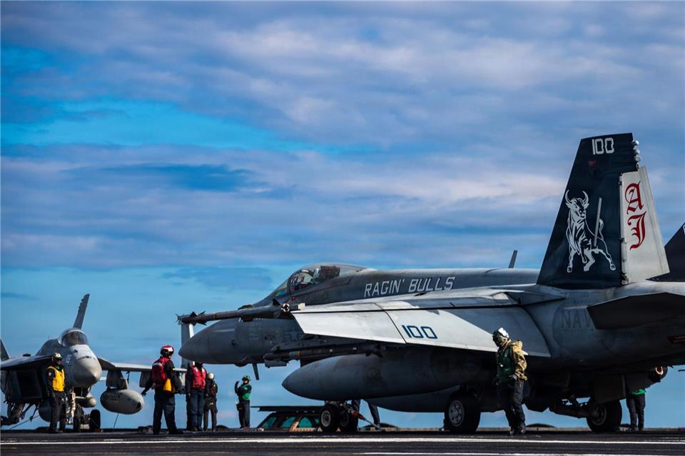 In der Region ist unter anderem der US-Flugzeugträger „Gerald R. Ford“ im Einsatz. (Archivbild)Uncredited/U.S. Central Command/dpa
