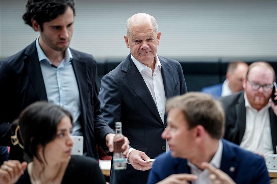 In der SPD-Fraktion meldete sich der ehemalige Bundeskanzler Olaf Scholz zum Jahrestag der Koalition zu Wort. Kay Nietfeld/dpa
