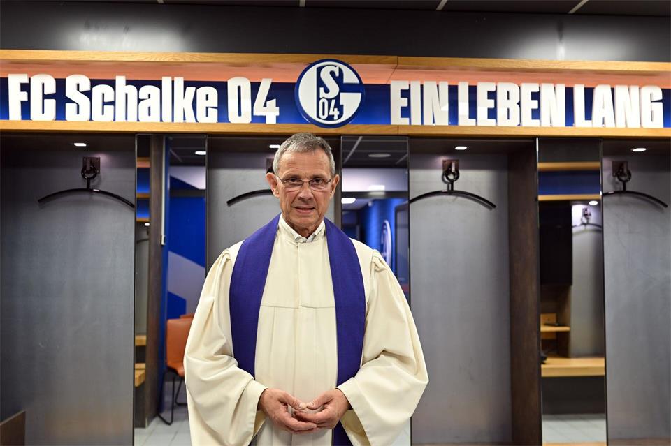 In der Schalker Arena wird nicht nur um Bälle gekämpft, sondern auch gebetet: Im Stadion gibt es eine Kapelle, die Fans und auch Spieler anzieht.Federico Gambarini/dpa