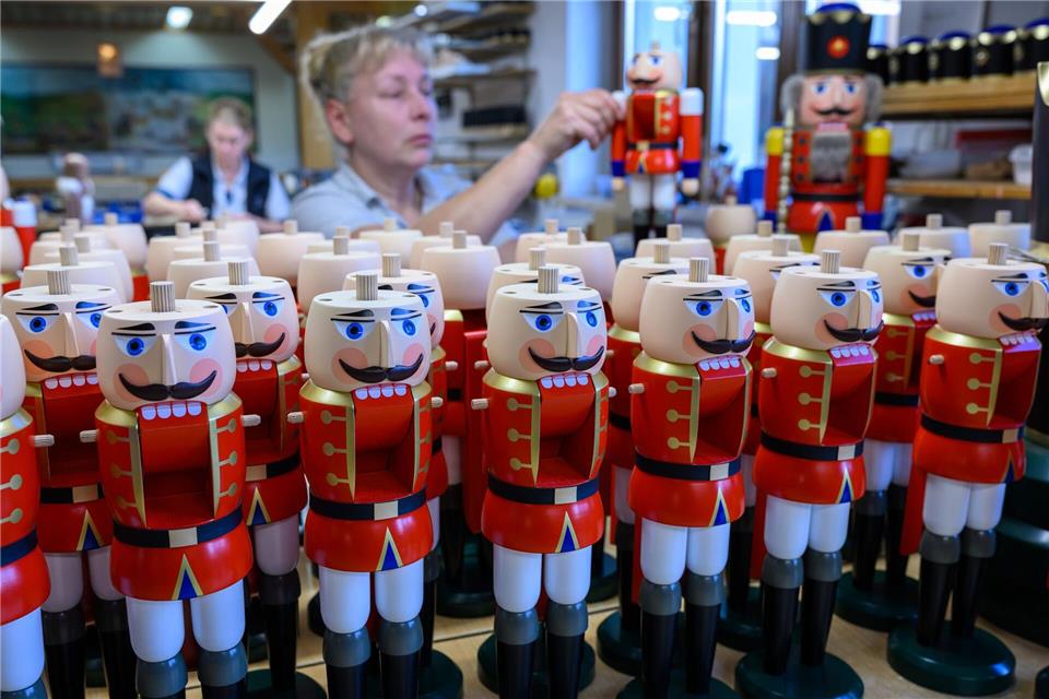 In der Schauwerkstatt der Seiffener Volkskunst eG werden Nussknacker gefertigt, wie sie nicht nur im Erzgebirge an Weihnachten viele Stuben zieren. Hendrik Schmidt/dpa