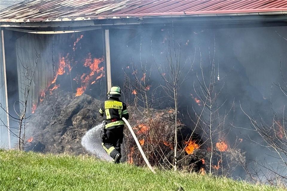In der Scheune gerieten etliche Heuballen in Brand.Mike Seeboth/dpa
