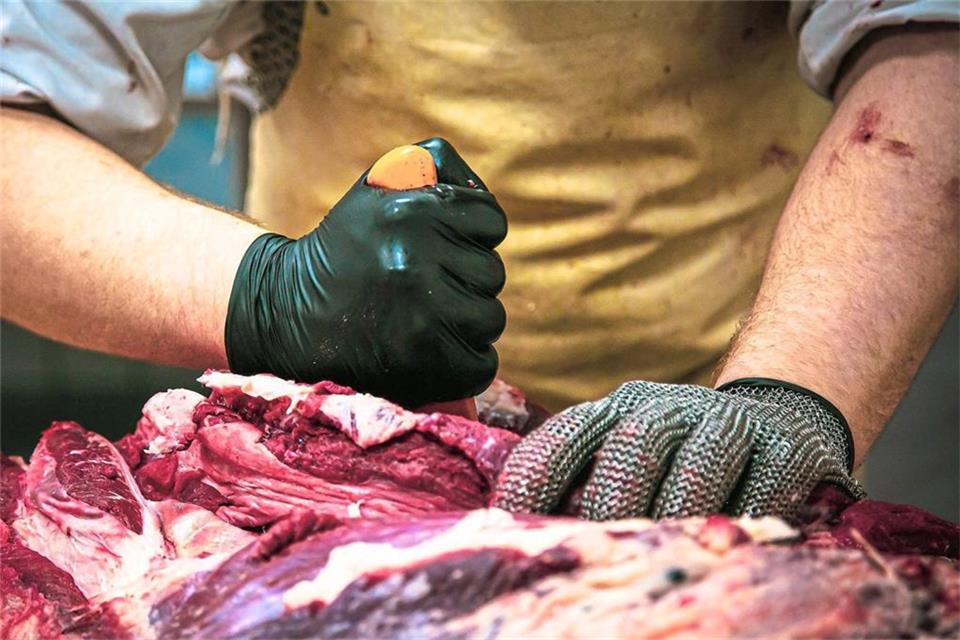 In der Schlachtung und Fleischverarbeitung arbeiten viele Menschen aus Osteuropa für Subunternehmen.