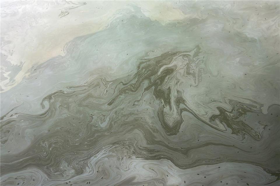 In der Schleuse befand sich so viel Öl, dass eine Spezialfirma dieses abpumpen musste.Daniel Löb/dpa