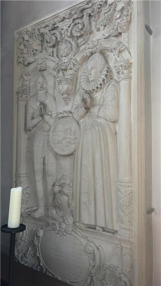 In der Schlosskapelle zeigt ein aus Sandstein gemeißeltes Bild den Grafen Alexander mit seiner Frau.