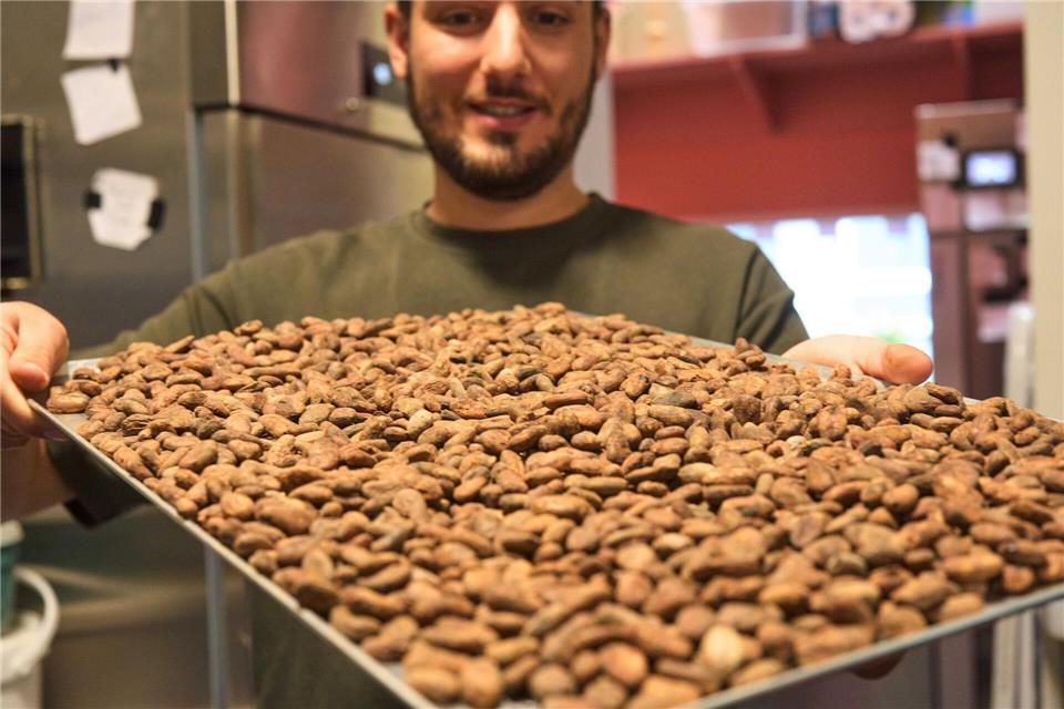 In der Schokoladenmanufaktur Cahua werden die Kakaobohnen vor der Verarbeitung geröstet. Thomas Frey/dpa