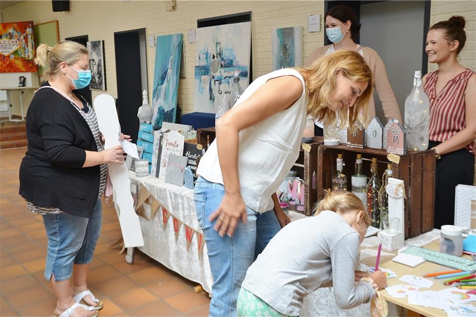 In der Schule präsentierten Frauen aus der Region selbst hergestellte Produkte.