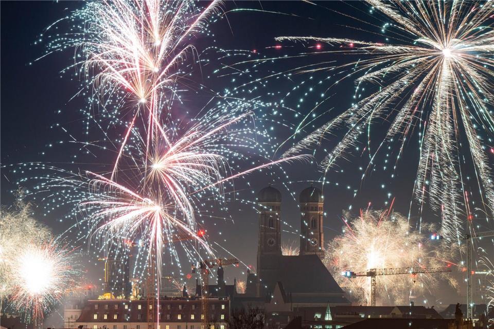 In der Silvesternacht beschäftigten viele Brände die Einsatzkräfte von Polizei und Feuerwehr.Peter Kneffel/dpa