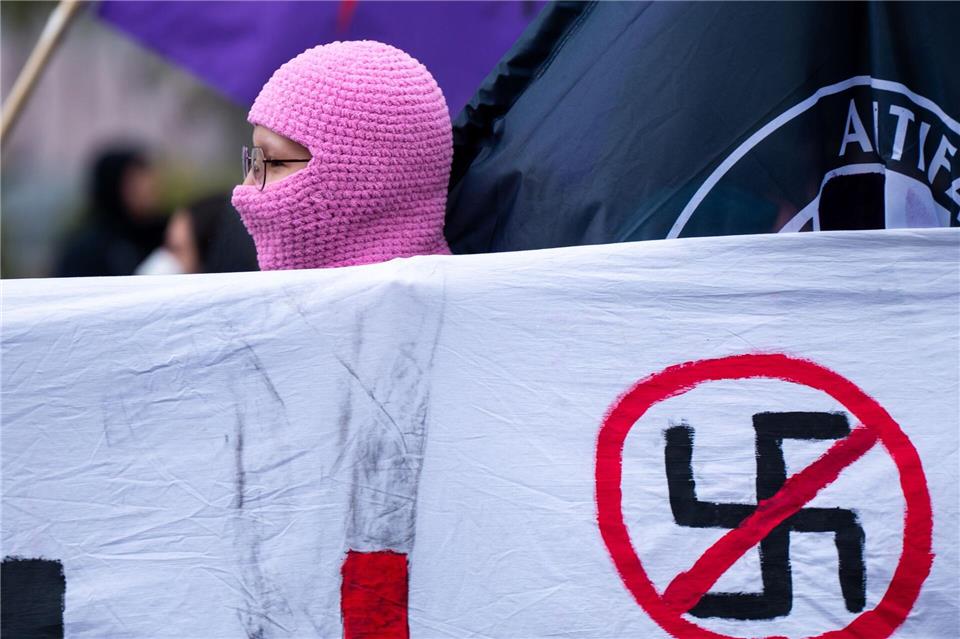 In der Spitze seien 500 Menschen vor Ort gewesen, sagte ein Sprecher der Polizei. Christophe Gateau/dpa