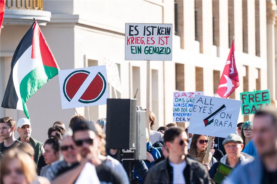 In der Spitzen haben laut Polizei rund 200 Menschen an der Demonstration teilgenommen.Christophe Gateau/dpa