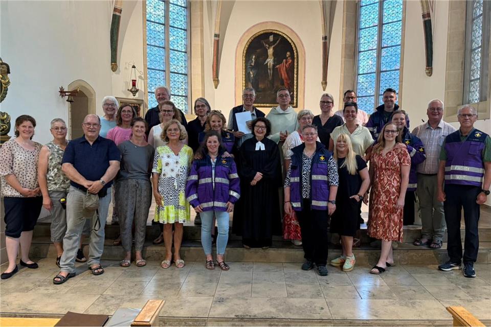 In der St.-Georg-Kirche in Ottenstein: Das neu zusammengestellte Team der Notfallseelsorge im Kreis Borken mit den Koordinatoren Alexandra Hippchen (Mitte im schwarzen Talar) und Diakon Eugen Chrost (letzte Reihe, Vierter von rechts).