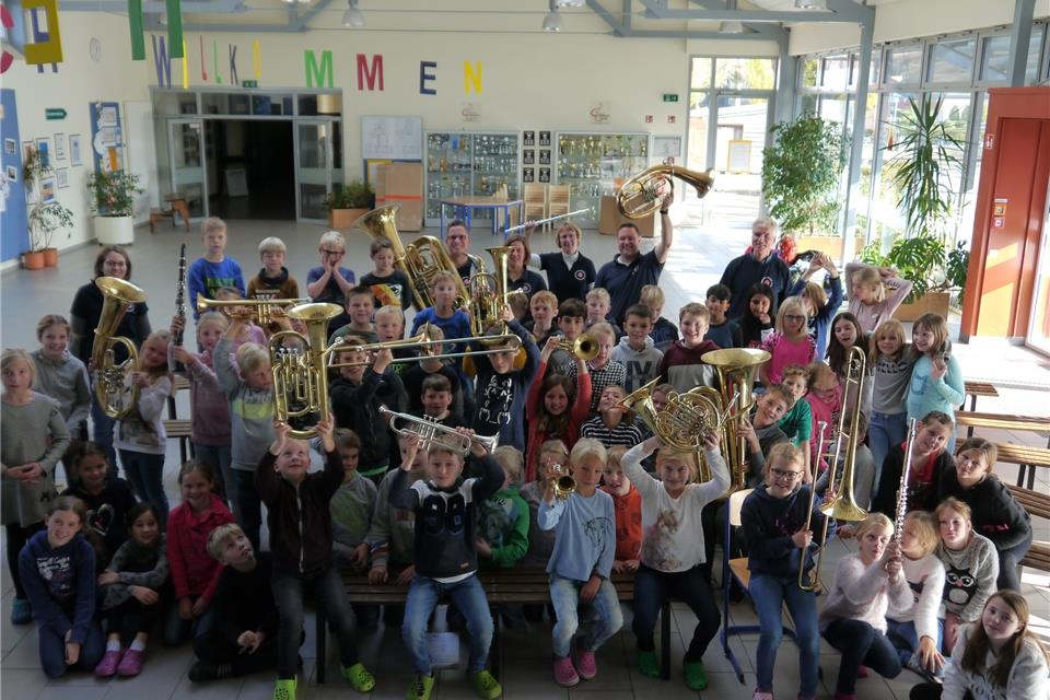 In der St.-Sebastian-Schule haben Mitglieder der Raesfelder Burgmusikanten den Schülern Instrumente vorgestellt.