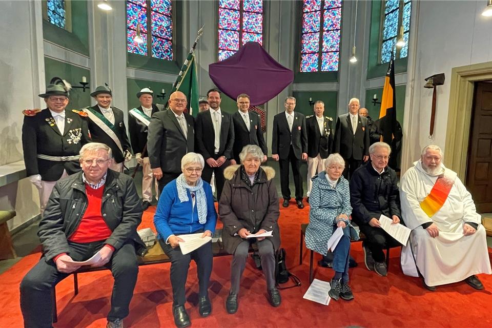 In der St.-Silvester-Kirche versammelten sich (v.l.) Ludger Askamp, die Zeitzeuginnen Gertrud Cluse und Hedwig Rentmeister sowie Ingrid Horstmann, Carlo Behler und Diakon Klaus Elsner sowie der Erler Schützenverein zum Gedenken der Bombardierung Erles vor über 75 Jahren.