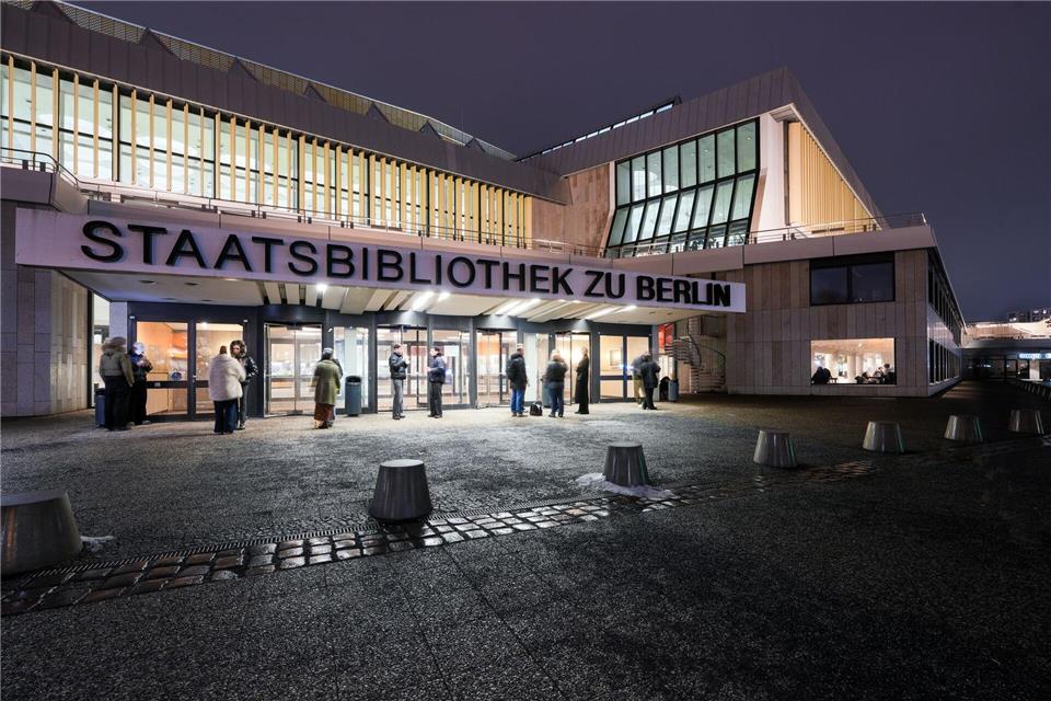 In der Staatsbibliothek an der Potsdamer Straße in Berlin stehen jahrelange Sanierungsarbeiten an. (Archivfoto) Soeren Stache/dpa