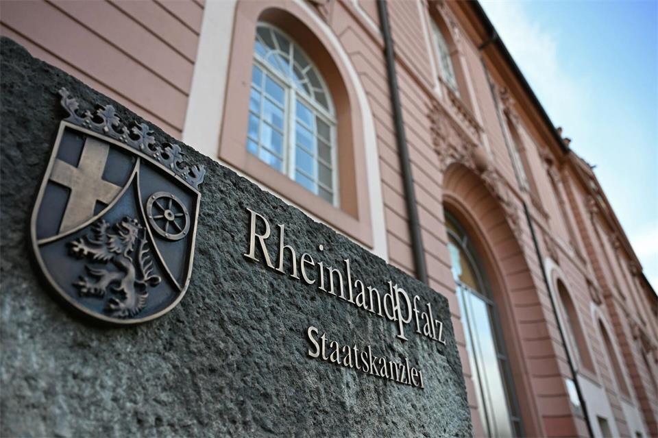 In der Staatskanzlei in Mainz laufen ein weiteres Jahr viele Fäden für die Zusammenarbeit der Bundesländer und für politische Koordinierungen mit dem Bund zusammen. (Archivbild)Michael Brandt/dpa