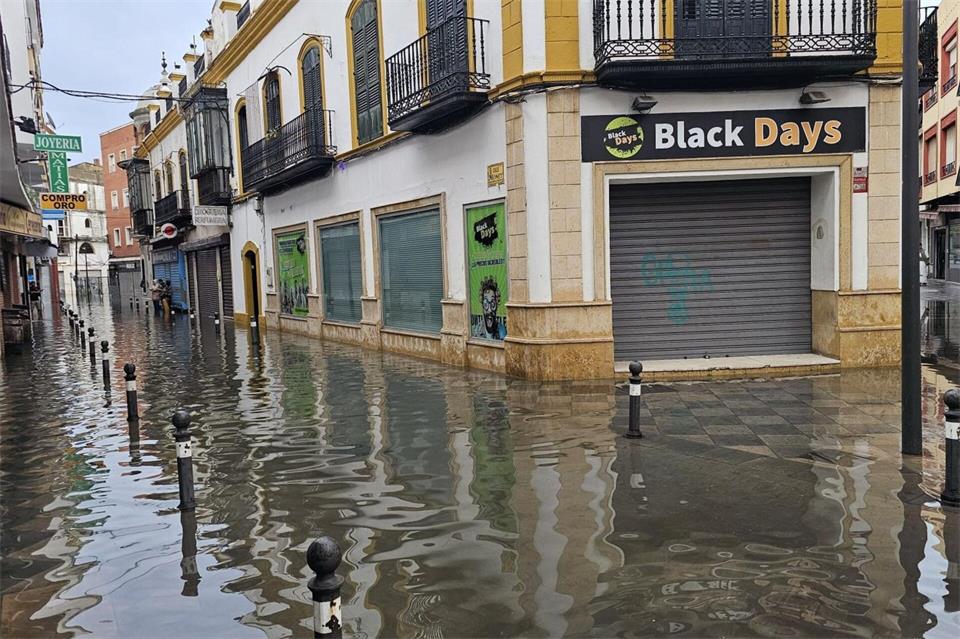 In der Stadt Algeciras setzte das Sturmtief „Adam“ viele Straßen unter Wasser.Nono Rico / Europa Press/EUROPA PRESS/dpa