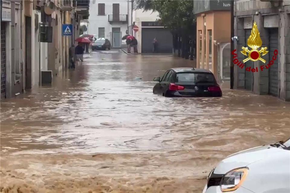 In der Stadt Cabiate zwischen Mailand und dem Comer See fließt das Wasser kniehoch durch die Straßen.-/Vigili del Fuoco/dpa