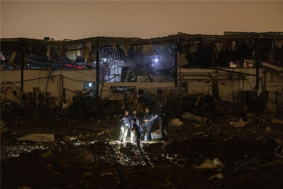 In der Stadt Petach Tikva bei Tel Aviv schlug ein Geschoss ein. Itai Ron/dpa