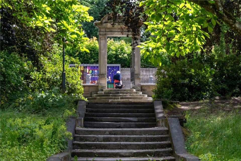 In der Stadt Sonneberg gibt es einen Stadtpark. Bekannt ist die Stadt für ihre Tradition bei der Herstellung von Spielzeug. Pia Bayer/dpa