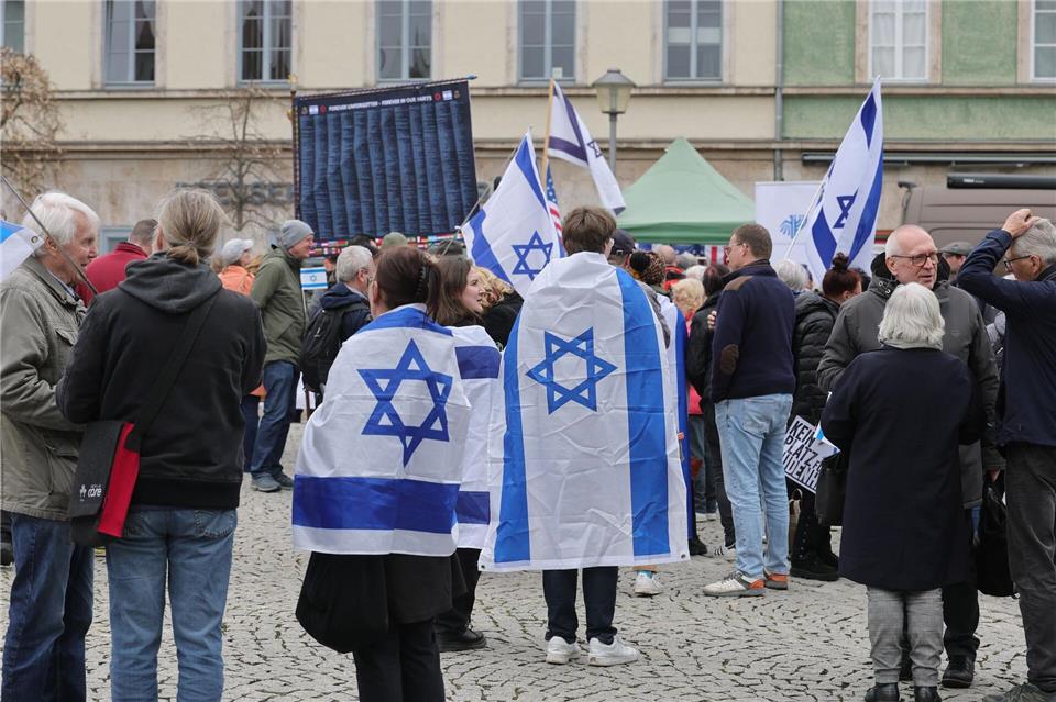 In der Stadt gab es eine proisraelische Demo - die Mahnwache der „Kufiyas in Buchenwald“ entfiel. Bodo Schackow/dpa