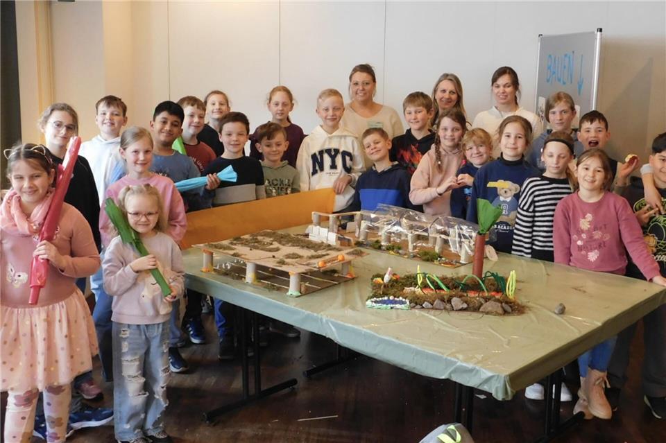 In der Stadthalle haben Schüler beim Demokratie-Workshop gebastelt und ihre Vorstellungen in Modellen geäußert.