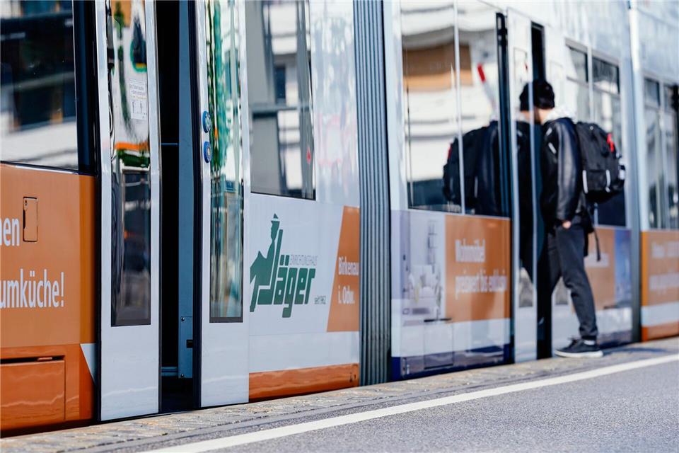 In der Straßenbahn sorgte die Jugend-Clique für Unruhe und schlug einen Mann. (Symbolbild)Uwe Anspach/dpa
