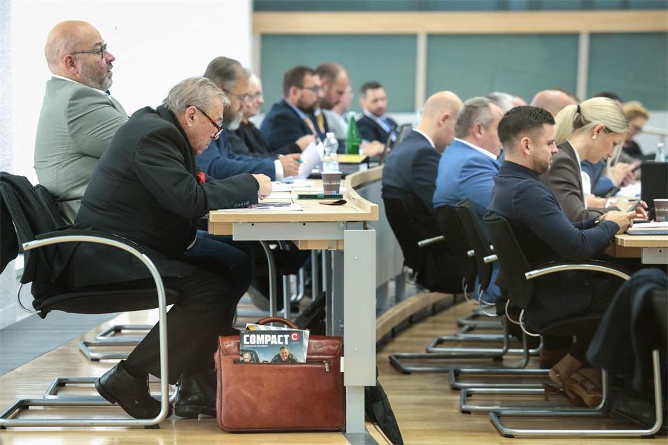 In der Tasche von Frank-Ronald Bischoff (AfD) steckt eine Ausgabe der rechtspopulistischen Monatszeitschrift Compact Magazin.Ronny Hartmann/dpa
