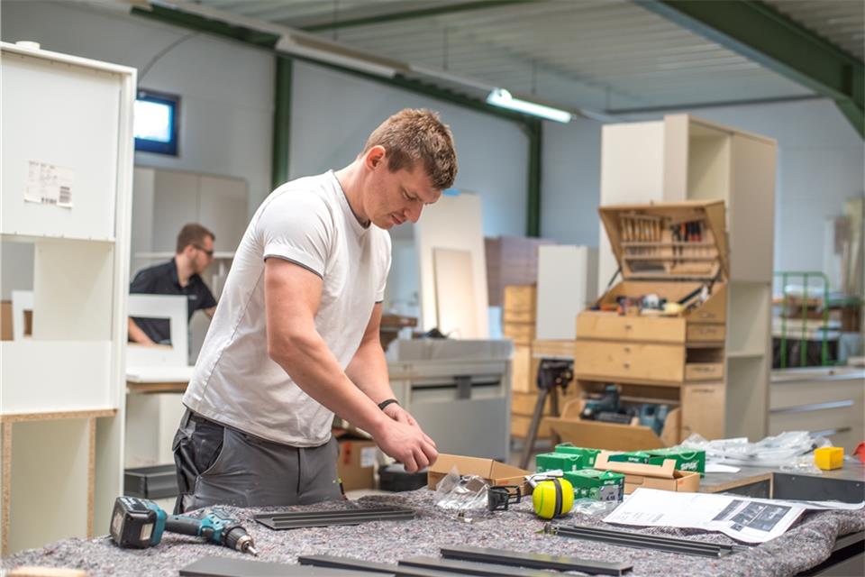 In der Tischlerei wird bei Hetkamp, wie auf diesem Archivbild der Firma, noch gearbeitet.