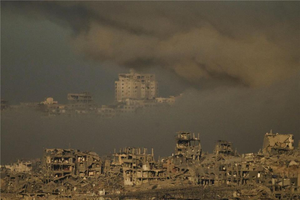 In der Trümmerwüste der Stadt Gaza sollen sich geschätzt noch etwa 500.000 Zivilisten aufhalten. Sie sind den israelischen Angriffen auf Reste der Terrororganisation Hamas weitgehend schutzlos ausgeliefert. Israel fordert sie fast täglich zur Flucht auf, aber viele wollen oder können das nicht mehr.Leo Correa/AP/dpa