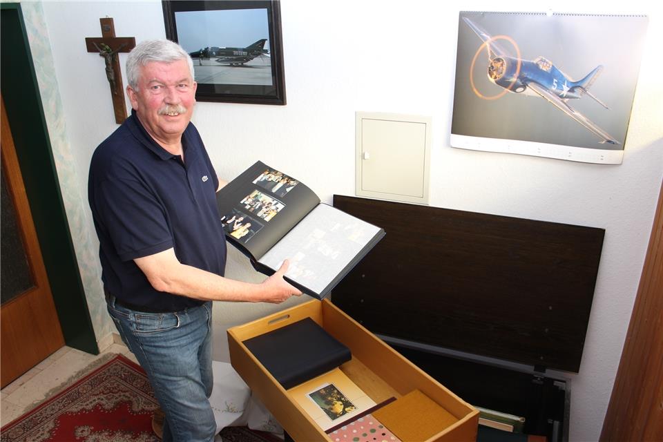 In der Truhe lagern die Foto-Alben, die Gerd Lammers im Lauf der Jahrzehnte mit seinen Aufnahmen gefüllt hat.